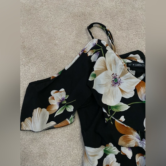 floral dress with beautiful feminine touches - Picture 5 of 6